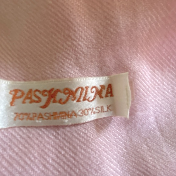 Super soft Pink Traditional Pashmina with Silk Blend - Picture 3 of 7